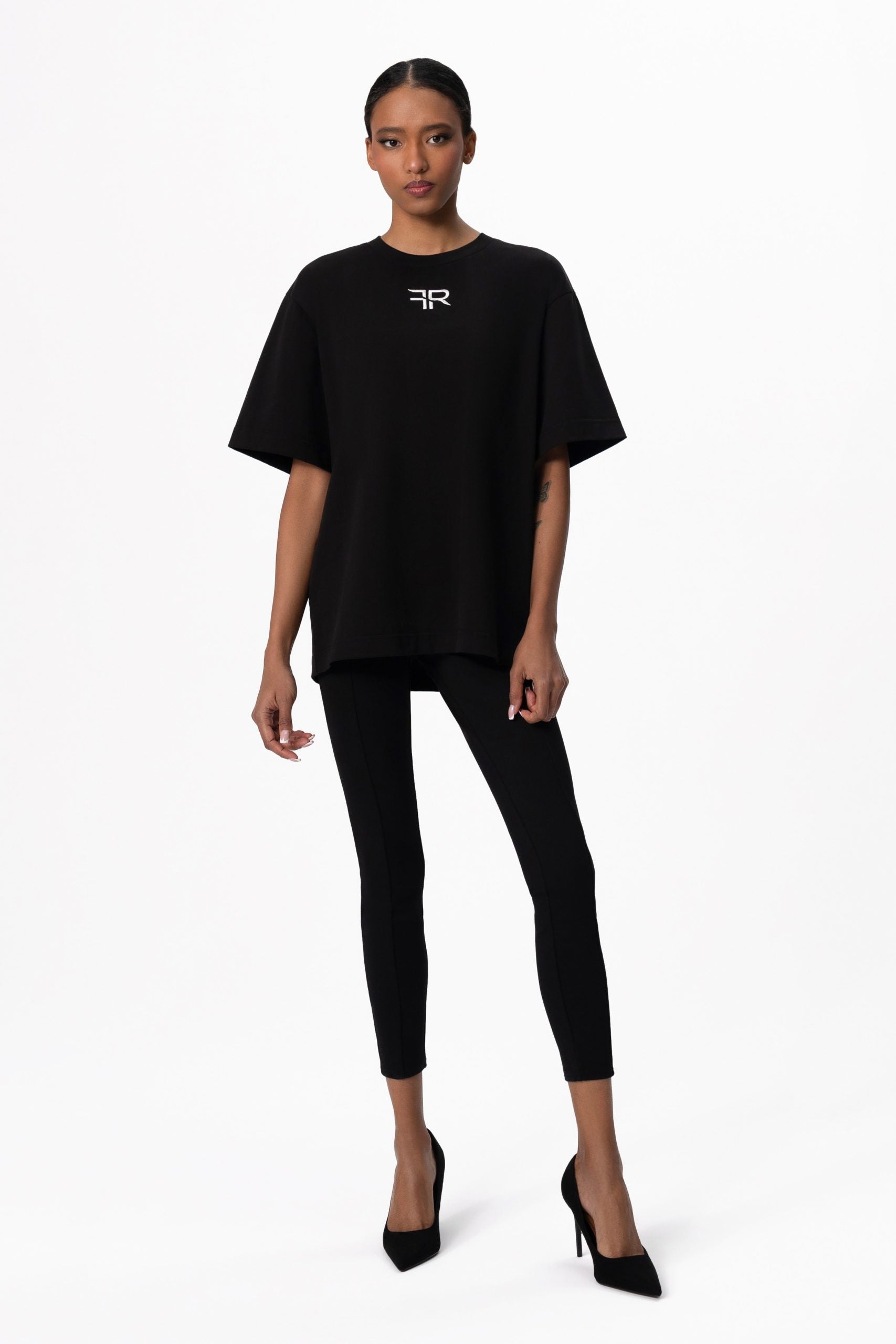 A branded gold metal and leather label on the reverse, close to the embroidered FREISI logo, marks this T-shirt as a symbol of authentic craftsmanship and sophistication