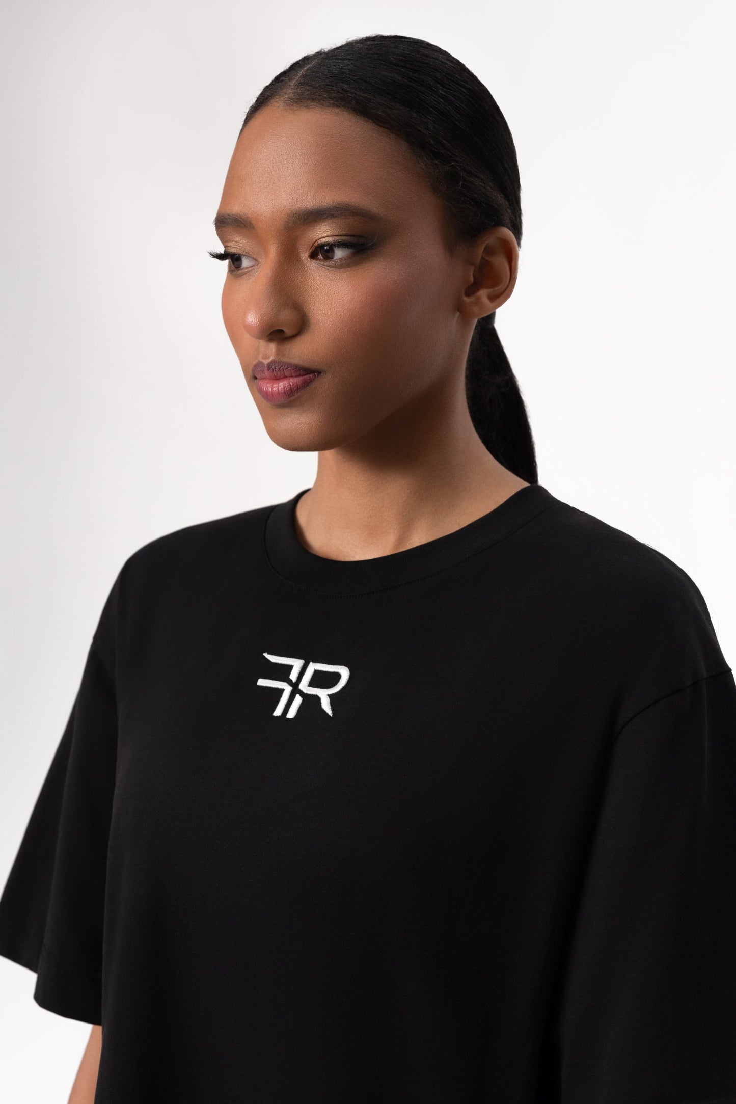A branded gold metal and leather label on the reverse, close to the embroidered FREISI logo, marks this T-shirt as a symbol of authentic craftsmanship and sophistication