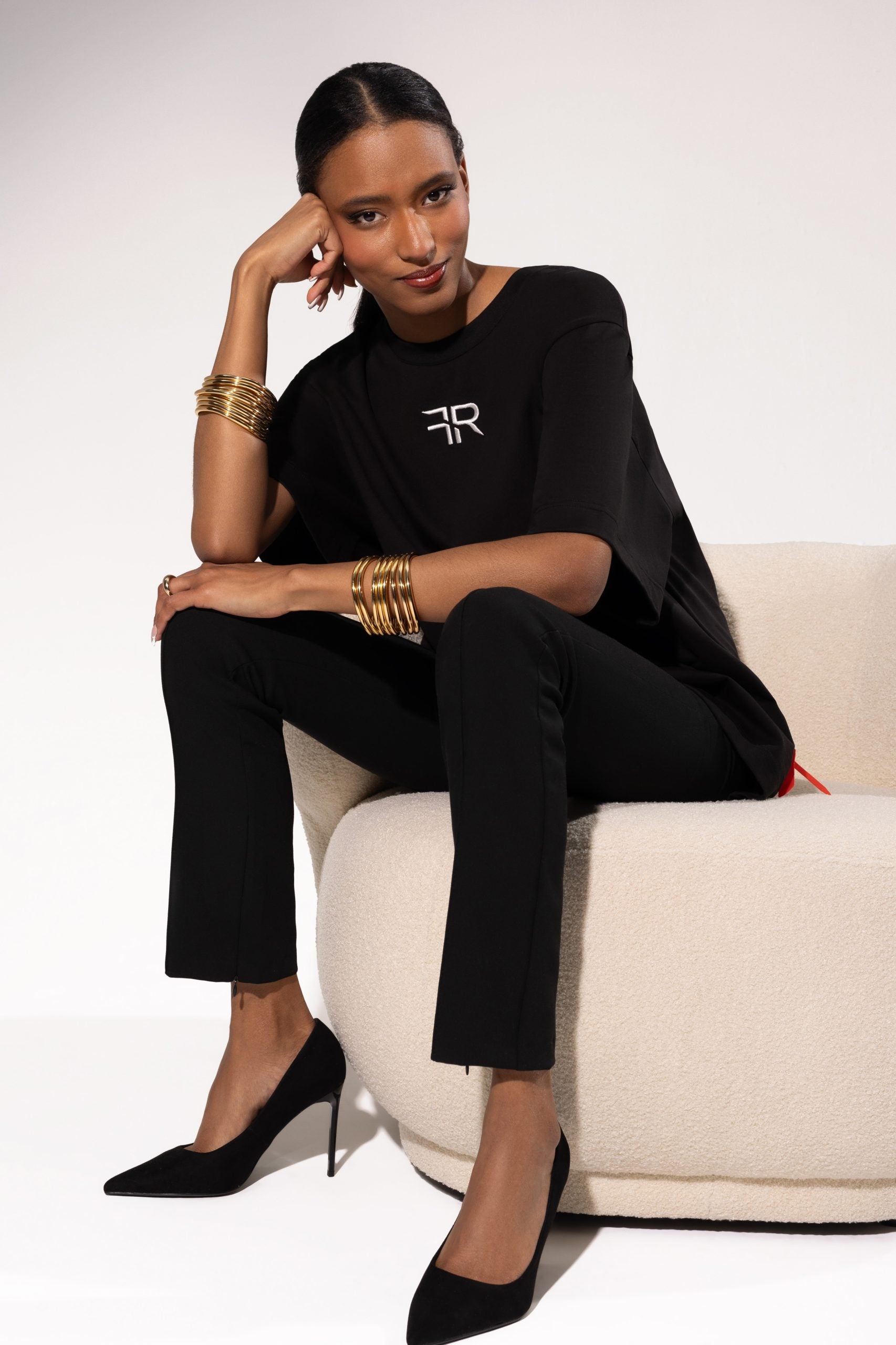 A branded gold metal and leather label on the reverse, close to the embroidered FREISI logo, marks this T-shirt as a symbol of authentic craftsmanship and sophistication